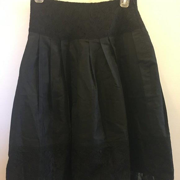 Dresses & Skirts - Beautiful laced black waistband Skirt